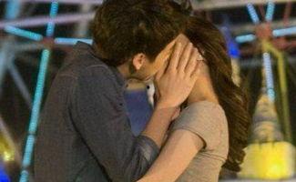 国产无遮挡床吻戏视频